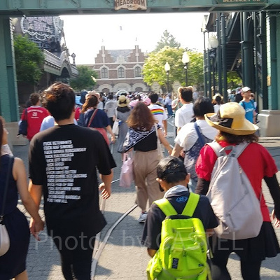 トイ・ストーリー・マニア！に向かう人の群れ