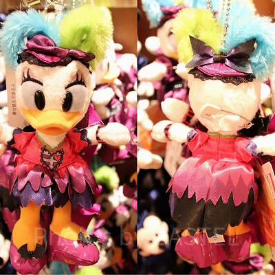 着替えるとピンクのドレスに変身