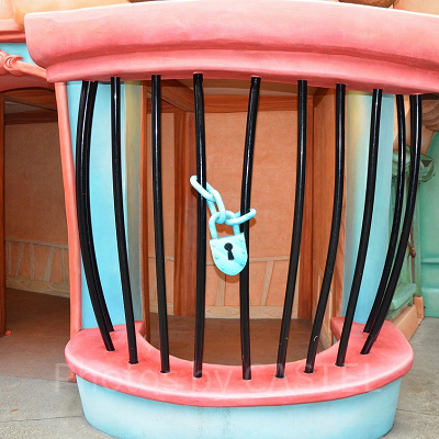 檻に閉じ込められた！