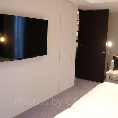 ベッドの向かいのテレビ