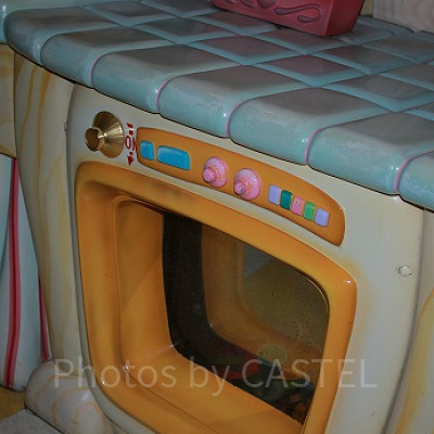 スイッチをひねると電源がオンに！ミニーはどんな食器を使うのでしょうか？