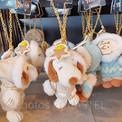 ユニバクリスマスグッズ2024：マスコットキーチェーン（冬服スヌーピー）