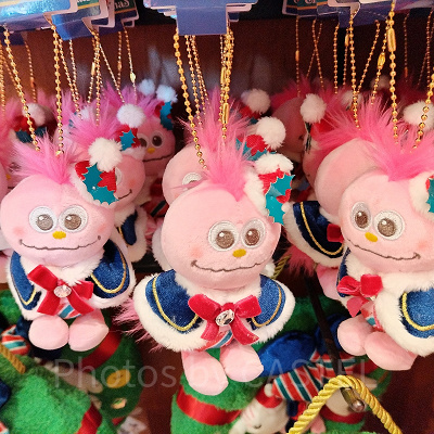 ユニバクリスマスグッズ2024：モッピーのマスコットキーチェーン