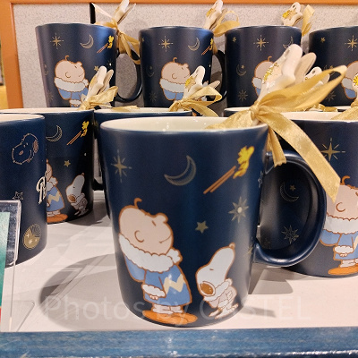 ユニバクリスマスグッズ2024：スプーン付きマグカップ（冬服スヌーピー&チャーリー）