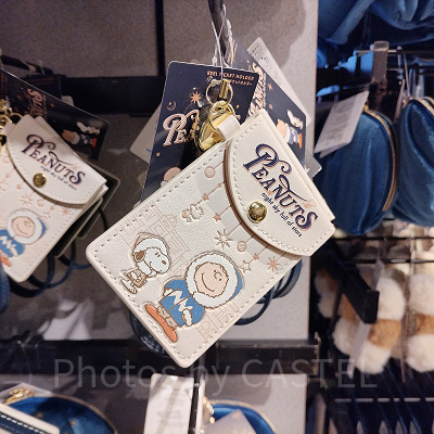 ユニバクリスマスグッズ2024：パスケース（冬服スヌーピー&チャーリー）