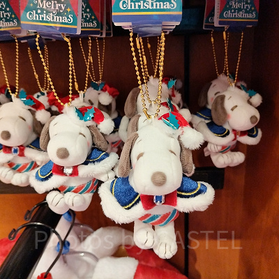 ユニバクリスマスグッズ2024：スヌーピーのマスコットキーチェーン