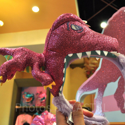 ユニバの新恐竜グッズ「ジュラシック・パーク  I’M EVOLVING」のカチューシャ（ピンク）