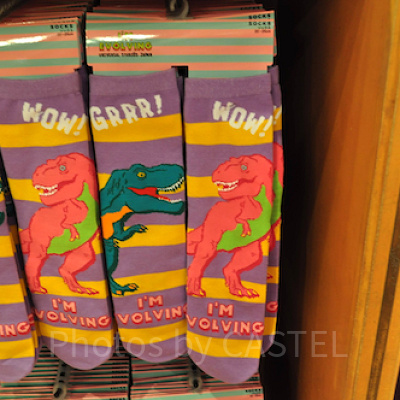 ユニバの新恐竜グッズ「ジュラシック・パーク  I’M EVOLVING」（パープル×イエロー）