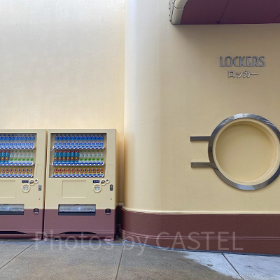 ユニバの自動販売機：エントランス右手コインロッカー