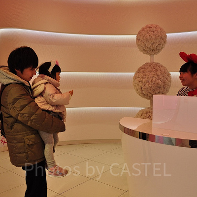 ハローキティのリボンスタイルで子供に話しかけるUSJクルー