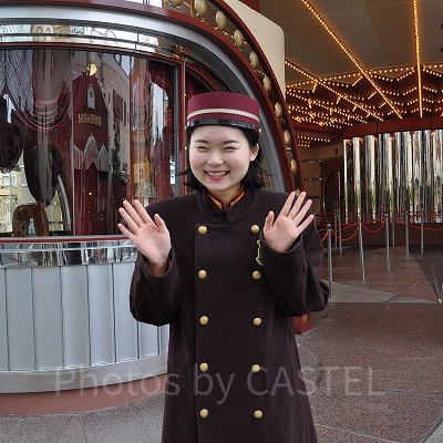 シネマ４ｰD 前で笑顔でゲストを迎えるUSJクルー／USJ