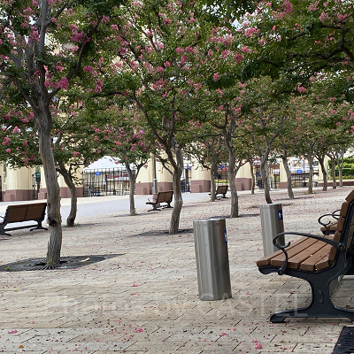 USJ喫煙所：左右にたくさんベンチが並んでいます。