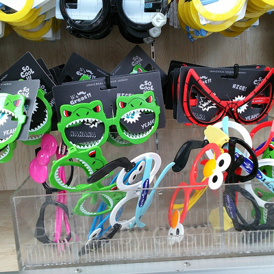 USJのサングラスや伊達眼鏡/試着用も店頭に準備されている