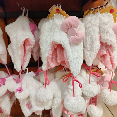 USJ冬グッズ：ハローキティのボンボン付きボアキャップ