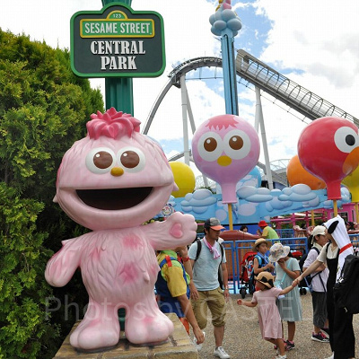 USJワンダーランド「モッピーのバルーントリップ」（中央奥）