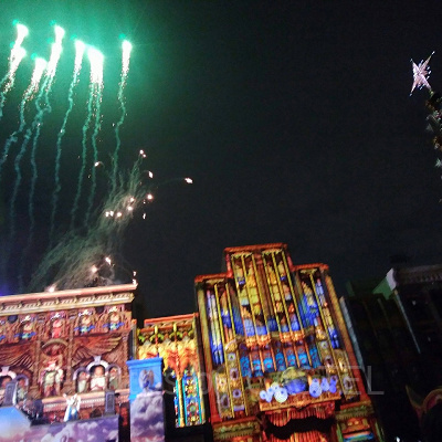 USJの「天使のくれた奇跡Ⅲ」/クリスマスツリー点灯前になると頂点の星が輝く