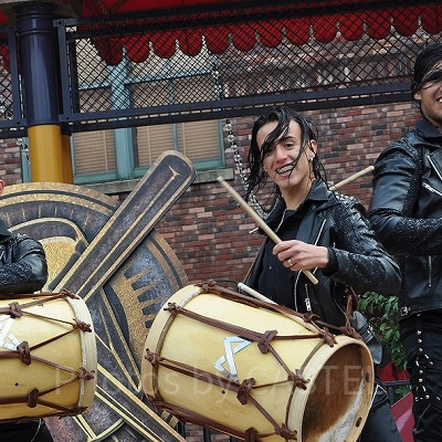 USJのワールド・ストリート・フェスティバル「マレヴォ・デ・アルゼンチーナ」パーカッションのパフォーマンスシーン