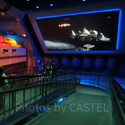 モニターには様々な情報が流れています