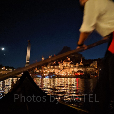 夜に乗るヴェネツィアン・ゴンドラ