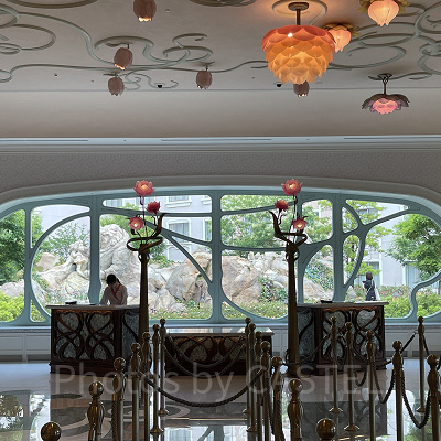 ホテルロビーの窓から見えるローズコートの様子