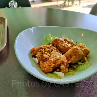ディズニーシー食べ物：鶏の唐揚げ、香味ソース