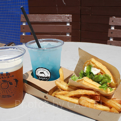 ワッフルバーガー・ポテト＆ドリンクセット（1,100円～）と八景島ハニーレモンエール（750円）