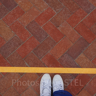 足元の表示に従って待つ