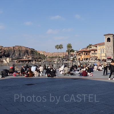 ショー待ち：開園直後のミッキー広場
