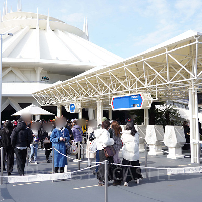 スペースマウンテンの待ち列（11時10分ごろ・25分待ち）