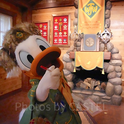 ウッドチャック・グリーティングトレイルでサインを書いているドナルド