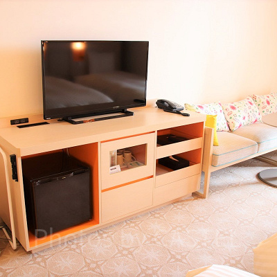 温かみのあるオレンジの客室備品