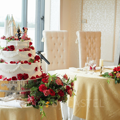 ウェディングケーキ。頂上の人形は個人で用意することになります。