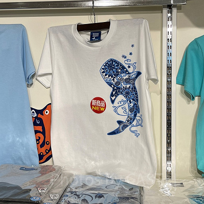 美ら海水族館のジンベエザメに浪花文様Tシャツ