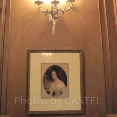 謎の女性の肖像画とは？