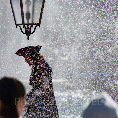 夏のショーやパレードを観賞する場合の持ち物