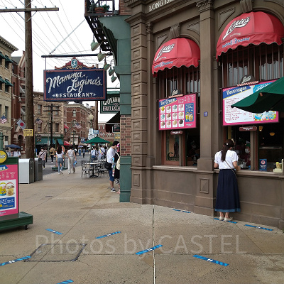 「ルイズN.Y.ピザパーラー」のウィンドウ