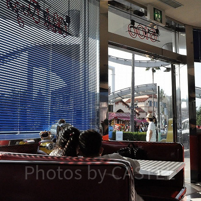 メルズドライブインの窓際席