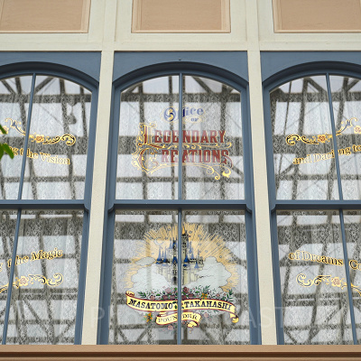 Office OF LEGENDARY CREATIONSの文字のある窓