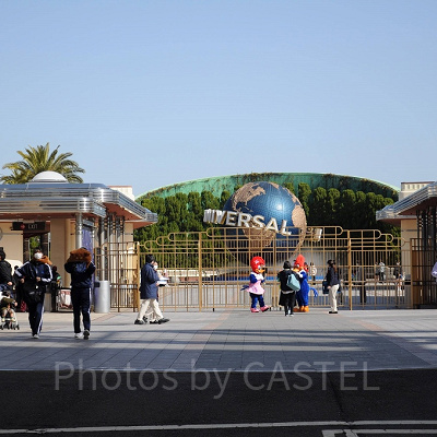 USJのエントランスではウッディウッドペッカーがグリーティング中