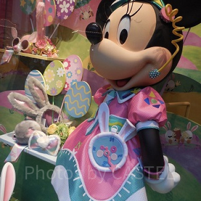 ワールドバザールの展示。ミニーのマイクにはキラキラしたストーンがちりばめられています。