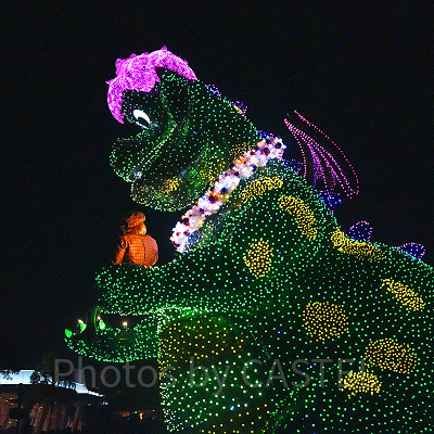 エリオットの首にリース