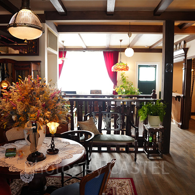 地球屋の中でバロンに出会えます