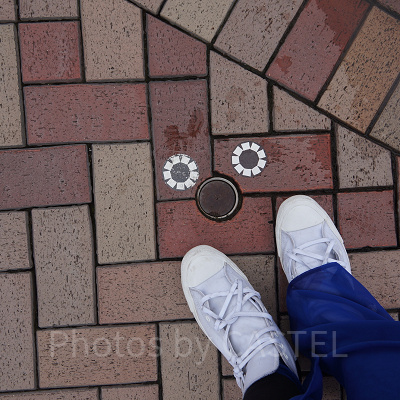 この目印のところにしか立てないようになっています