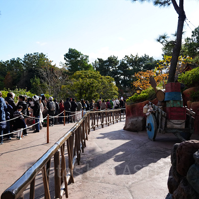 右側のプレミアアクセス専用特別レーンを通れる！