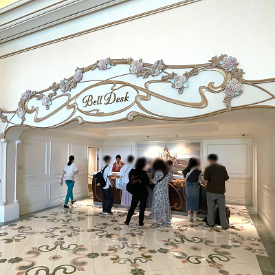 ベルデスクではパークチケット購入、宿泊証明書・ハッピーエントリー通行証の受け取りができる