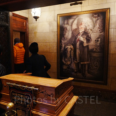 この先にある小部屋でタワーオブテラーの説明を聞きます