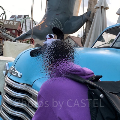 サメにおびえる青年