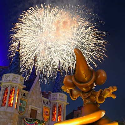 ミッキーブロンズ像と花火 キャステル Castel ディズニー情報