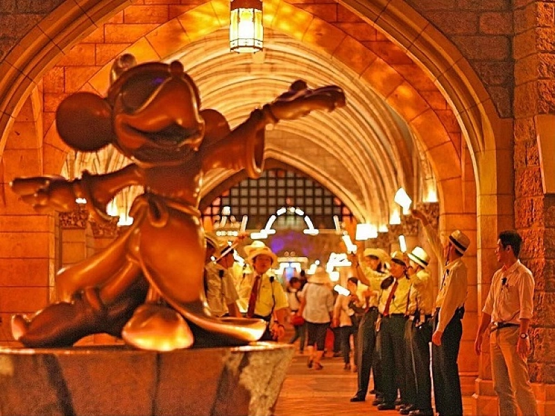 ディズニーキャストのバッジ】胸元に輝くキャストピンとは？ネームタグ