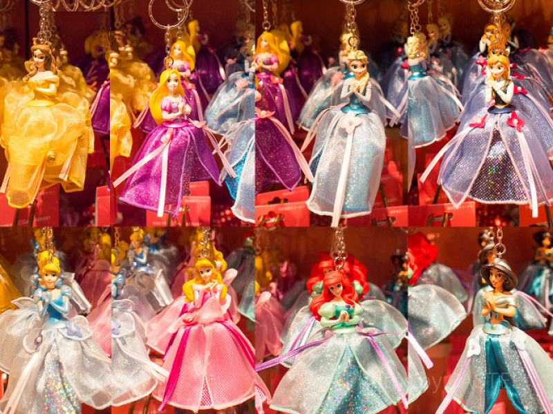 ディズニープリンセス キーチェーン おしゃれに揺れるドレスがかわいい！東京ディズニーリゾート『ドレス